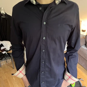 Burberry skjorta  - As nice burberry skjorta funkar som skjorta och overshirt💵