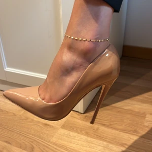 Lack pumps NELLY - Beiga klackar i lack från Nelly Aldrig använt! 