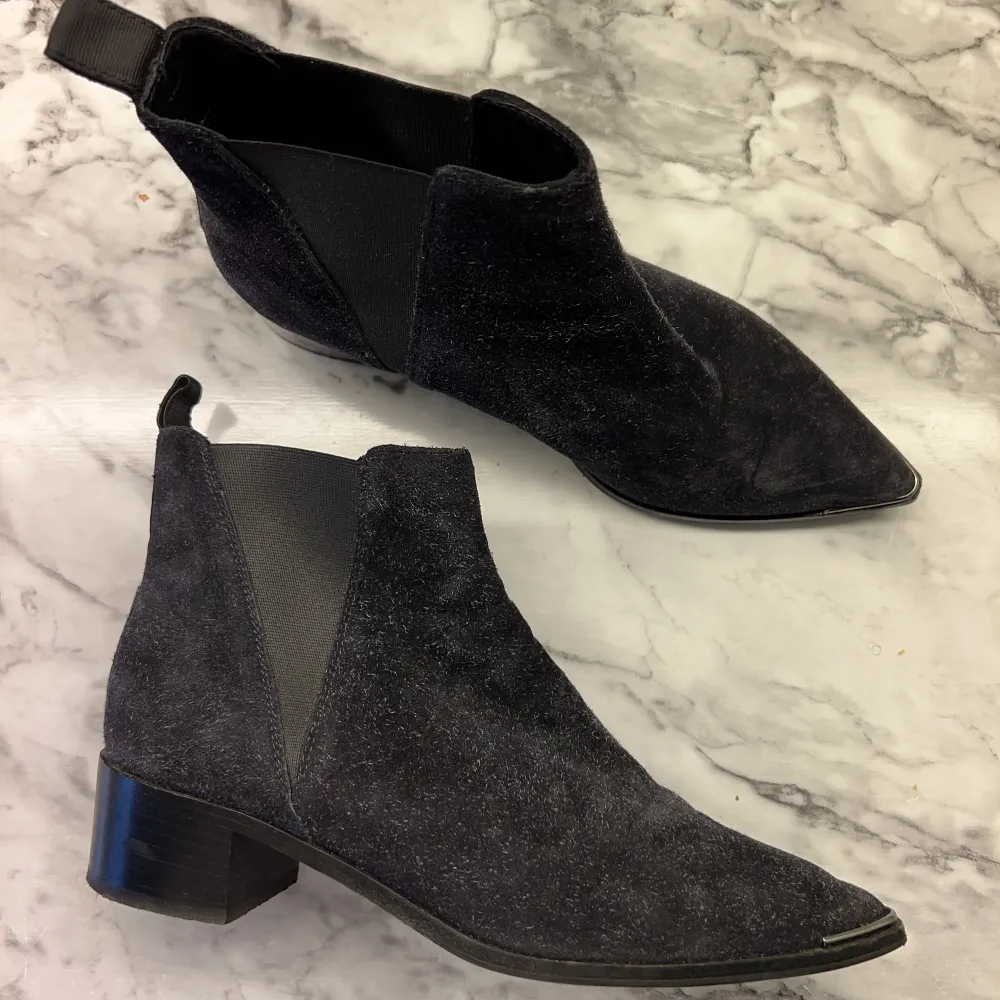 Tuftade mocka Jensen boots i mörkt blå/svart från Acne. Superfint skick, som nya. Normal i storlek . Kengät.