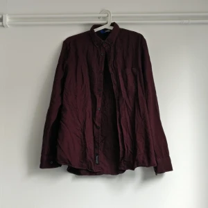 Höstskjorta - Skjorta i mjukt bomullsmaterial liknande flanell, fast tunnare. Perfekt till hösten. I bra skick.