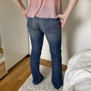 jeans från 7 for all mankind 😍😍😍det står inte vilken storlek men tjejen på bilder brukar ha 36/M i jeans, den har en liten defekt mellan benen be om bild!