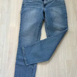 Ljusblåa jeans från visual clothing, mq Storlek 27