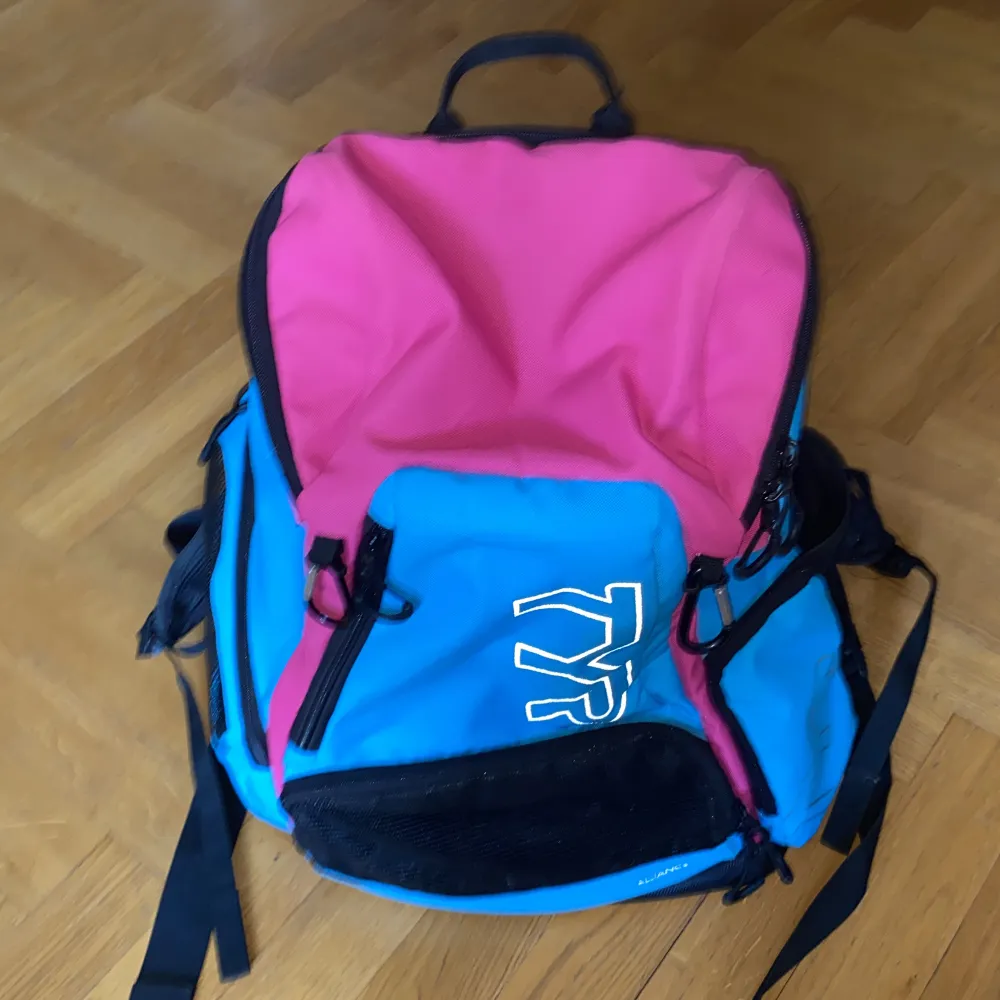 simväska från TYR blå och rosa skick som ny och använd fåtal gånger☺️ skriv för fler fiton på väskan! orginalpris är 699kr (står ej för frakten). Väskor.