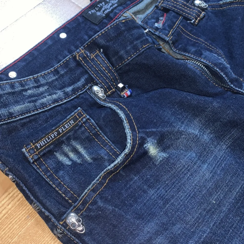 PP jeans, saknas en knapp vid gylfen. . Jeans & Byxor.