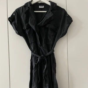 Klänning - Typ en cargo klänning från neo noir. Väldigt bra skick 