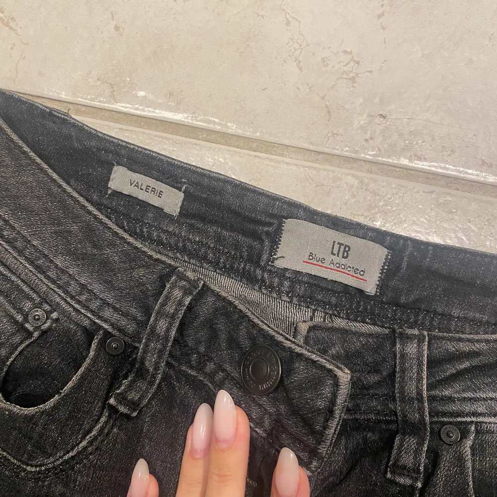 Säljer mina svarta Ltb jeans i storlek w26 l32 som endast använts ett par gånger och säljer då eftersom de inte kommer till så stor användning. Skriv för fler bilder, BUD JUST NU PÅ 660kr💕 Köp direkt för 700kr. Jeans & Byxor.