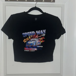Crop top - En svart crop top/ baby tee med coolt tryck! 🖤