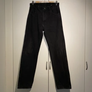 Svarta workwear pants med vid passform - Hej, säljer ett par riktigt schyssta svart/grå workwear pants. Passformen är perfekt mellan baggy och slim, lägger sig fint över skorna. Bra skick. Storlek 32 34 och passar 182cm+. Köpte de här på plick för 600kr. Priset är inte hugget i sten. Hör av dug.