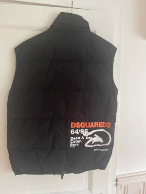 Dsquared2 väst  - Väst från dsquared2  Köpt på Johnells och mycket sparsamt använd. Skick 9/10  Orderbekräftelse finns