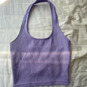 Lila crop top  - Supersöt crop top med band som går runt nacken🫶🏻fin lila färg! 