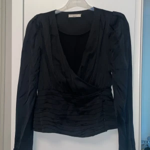 Satin blus - ginatricot - Blus som är satin i material. Helt ny utan prislapp. Oanvänd. 