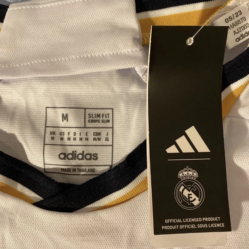 Helt ny Real Madrid tröja i storlek M. Köpt i Spanien. . T-shirts.