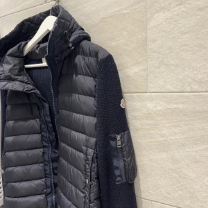 Moncler Cardigan Tricot  - Skick: 9/10 som ny  Storlek: XL Kvitto finns kvar  4.500 kr