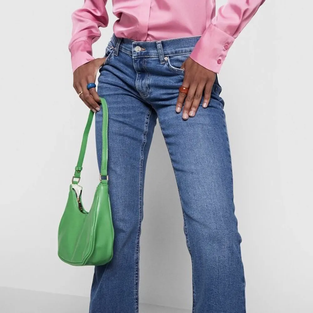 Ett par jättesnygga låg/midrise jeans från Gina 💓endast använda ca 3 ggr men har en pytteliten defekt på bakbenet (skriv för bild) 🫶NYPRIS: 400 kr och lånad bild!! . Jeans & Byxor.