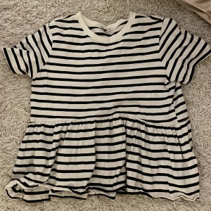 Snygg volang t-shirt - Skit snygg randig t-shirt från zara. Ränderna är mörkblå inte svarta