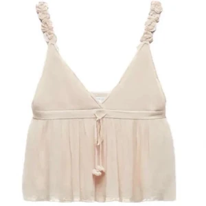 Söt linne - Säljer min jättesöta topp från zara och har knappast använts, därav inga defekter💕orginal pris 365, säljer för 250 ev mindre vid snabb affär😇