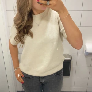 kortärmad stickad tröja - Stickad T-shirt i en fin beige färg!!🌸🌸  Högsta bud: 340kr! Skriv privat om ni vill buda över