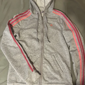 Adidas tröja - Säljer denna jätte fina sidas tröjan i storlek xs❤️som man ser på bilden så är snöret lite sönder och lite sliter vid armarna men inte så värst🥰 tryck gärna på köp nu knappen🌸