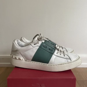 Valentino sneakers - Valentino open sneakers storlek 39. Låda, påse och oanvända skosnören tillkommer. 