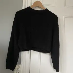 Säljer denna svarta stickade tröjan från hm pga att jag inte får någon användning av den. Pris kan diskuteras. Supersnygg att ha nu till hösten! Jättebra skick!❤️