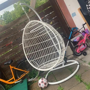 Hängstol  - Använd 2 dagar. bra skick som ny. Har inte användning av den pågrund av flytt. Dynorna följer med. Nypris 5799 kom gärna och hämta den. Fraktas inte 