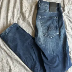 Jeans från märket Replay med nypris 1899kr. Byxorna är sparsamt använda och har inga defekter/hål.
