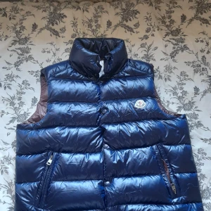 Moncler Väst - En helt ny Moncler väst i storlek M. Den är inte använd och är helt ny.  