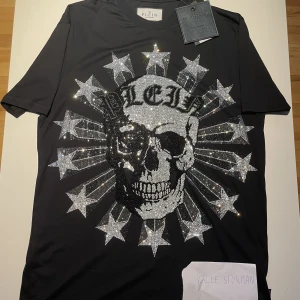 Philipp plein T-shirts - Philipp plein T-shirts  2 stycken splitternya Philipp plein T-shirts täckta i swarovski kristaller  Nypris styck: 11000kr  Pris styck: 6000kr Jag har stolekarna medium och xl  Kvitto och tags finns för båda Vid frågor eller funderingar skriv ett meddeland