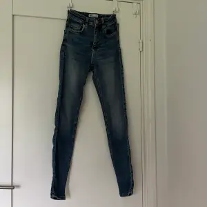 Säljer mina jeans då ja tyvärr inte använder o då ja tror de kan få bättre användning hos någon annan.