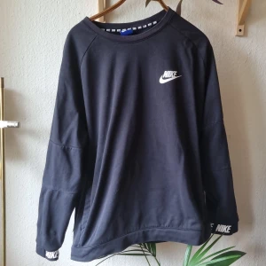 Nike-Tröja - Svart Nike-tröja som är i ett bra skick. Något solblek. Men det syns knappt😀