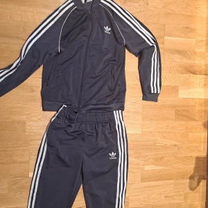 Addias set - Det här är ett addidas set i storlek 164 och i färgen marinblåa. Det är i ett bra skick 😀
