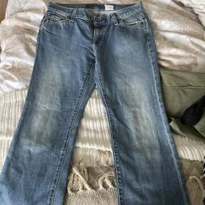 Säljer dessa jeansen som jag köpte i juni ifrån UF företaget SecondWin UF eftersom de tyvärr inte passar mig❤️de är ursprungligen ifrån GAP och heter lowrise boot cut! 