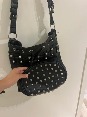 Väska med nitar på - Jättecool väska med nitar på. Köparen står för ev frakt