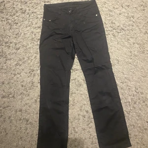 Byxor - Låg/mid waist straight byxor 