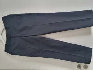 Tiger of sweden kostymbyxor - Svarta kostymbyxor. Använt fåtal gånger. Oklar storlek. Kan mätas vid närmare intresse. Finns tillhörande kavaj.