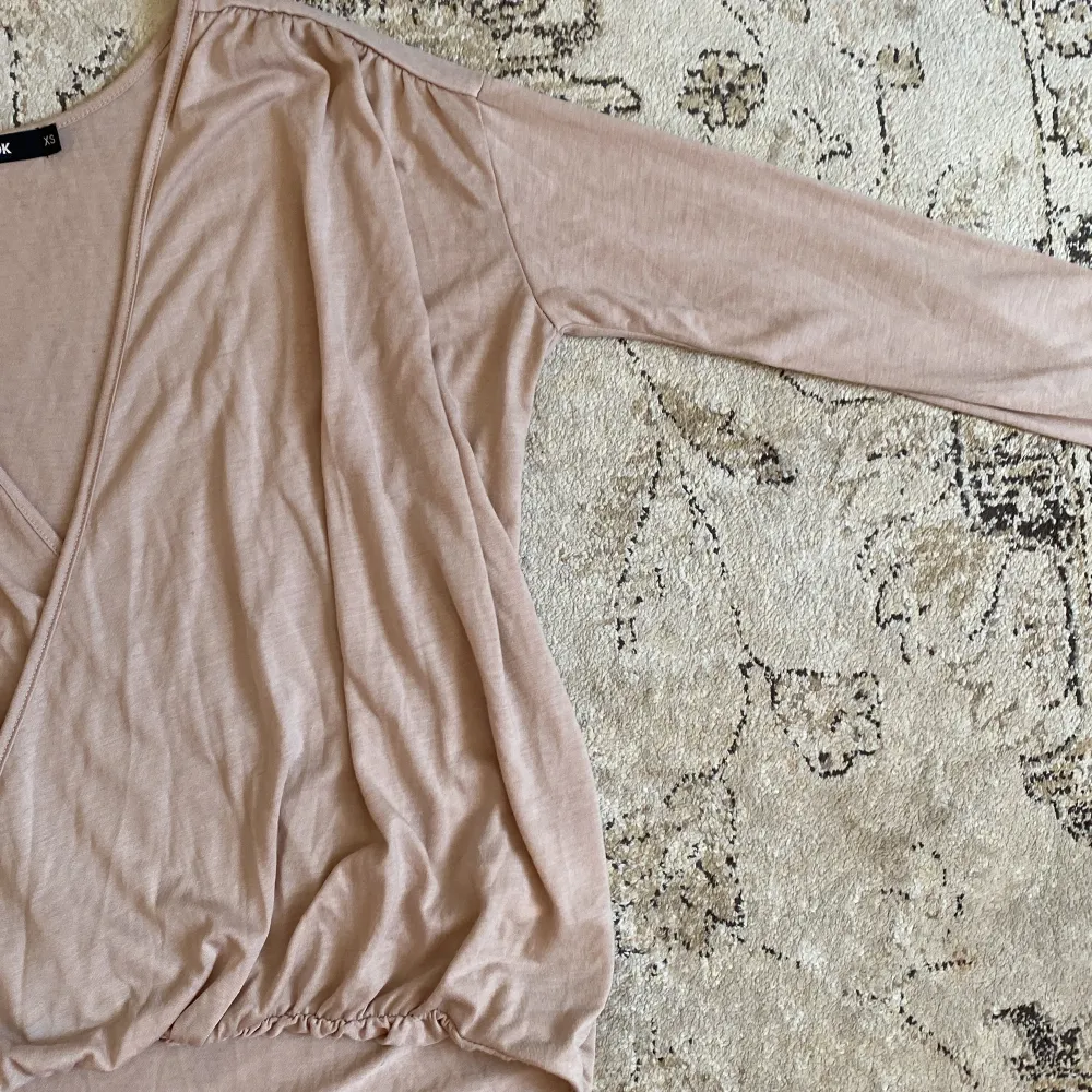 Fin beige/rosa topp från bikbok. Storlek xs. . Toppar.