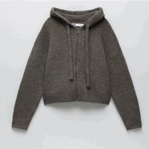 Stickad hoodie  - Stickad zara hoodie, använd 3 gånger 