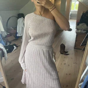 Klänning zara - Så fin klänning från zara! Glittrig lila/rosa❤️storlek small