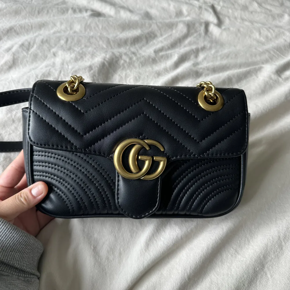 Säljer denna väldigt fina Gucci väska (ej äkta) då jag aldrig använt den.     Köparen står för frakt!. Väskor.
