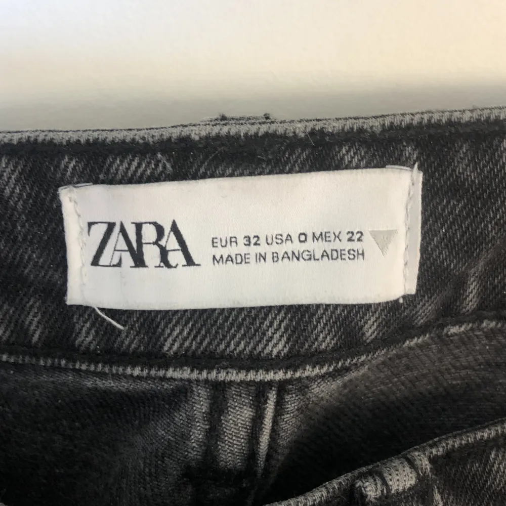 Fina low waits jeans från zara i bra skick, säljer för att dem är för små för mig. Kan diskutera pris. Skriv för fler bilder!!. Jeans & Byxor.