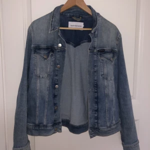 Jeansjacka - Jeans jacka från Calvin Klein. Figursydd med fickor längs sömmarna