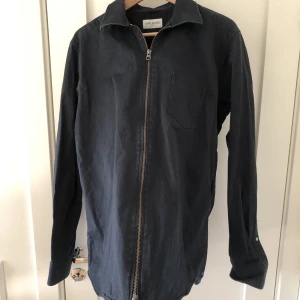 John Henric overshirt - Säljer denna snygga overshirt från John Henric. Bra skick utan några defekter. Storleken är L. Bör passa nån som är lite mer än 180. Perfekt nu till hösten. Kolla gärna in mina andra plagg immun profil. Dma för mer frågor/funderingar.👌🏽
