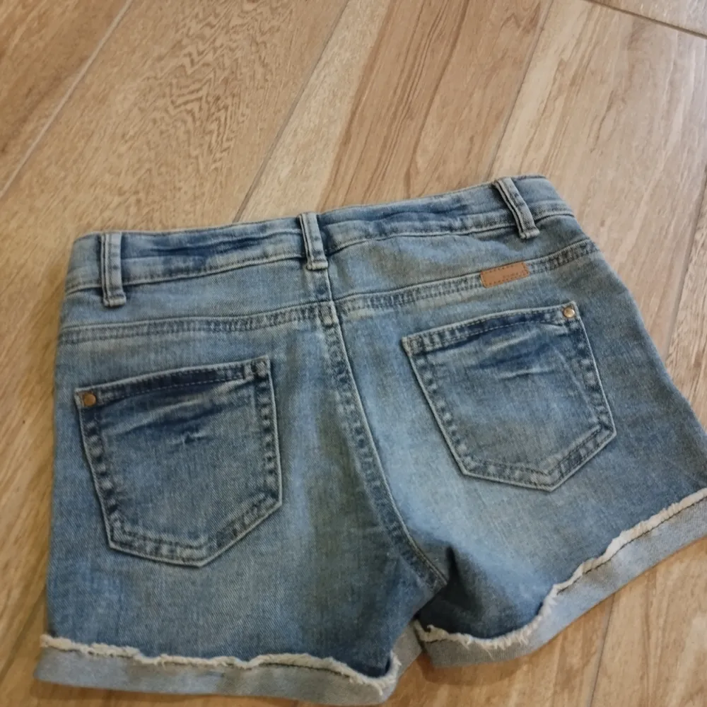Blå jeans shorts för barn!  Använda få gånger och i bra skick. Storlek: 134 9Y. Shorts.