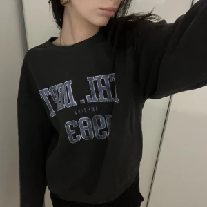 Sweatshirt  - En riktigt snygg sweatshirt från gina. Sparsamt använd! Köp för 100kr + spårbar frakt