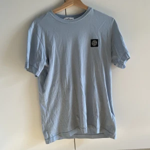 Stone island - Jag säljer nu min stone island t-shirt eftersom den har blivit för liten. Storleken på t-shirten är 170 och skick 9/10