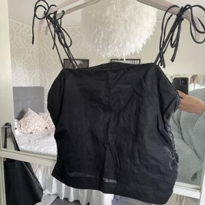 Svart linne - Ett svart jättefint linne från H&M i linne material. Strl M. Flitigt använd men i fint skick utan täcken på slitage.  Köparen står för priset + frakten🖤