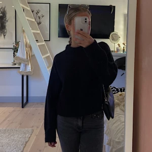 Stickad tröja i alpacamix - Super fin stickad tröja i alpacamix (likadan som den vita som jag säljer) har tyvärr ej kommit till användning så är i nyskick skulle jag säga🌸 i strl xs