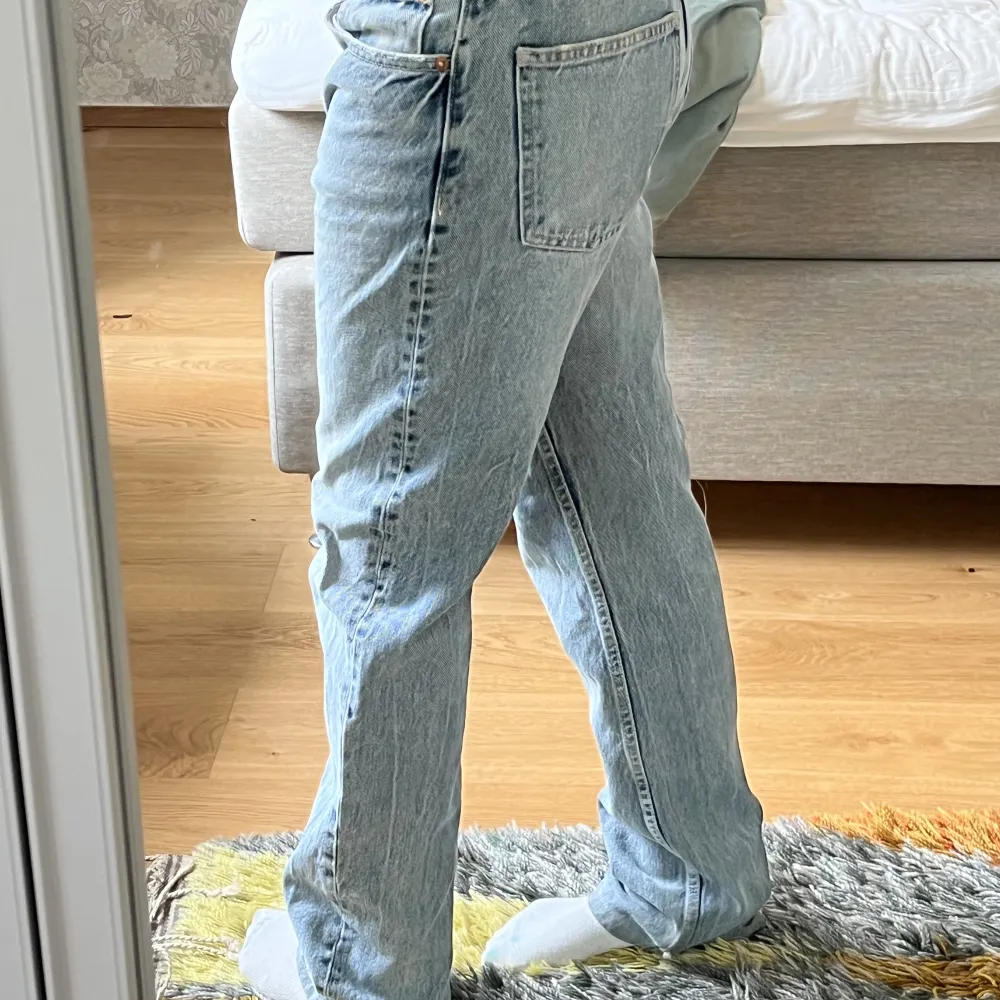 Säljer dessa jeansen pga att jag inte använder de mycket för det är inte riktigt mig stil längre. Den kan användas både high waist och low waist. Snygga och i bra skick💕💕. Jeans & Byxor.