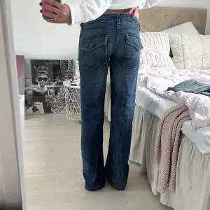 Jättesnygga jeans från Mango! Jag har storlek 36/38 och är 170cm lång🤍
