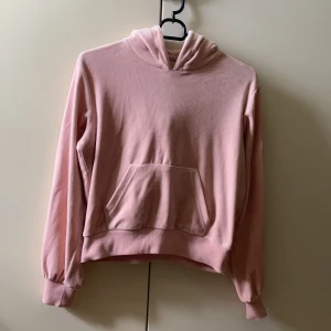 Mjuk ljusrosa hoodie  - Säljer denna mysiga, mjuka, ljusrosa hoodie i sammetstyg från Kappahl då den inte kommer till användning. Den är använd fåtal gånger o är i bra skick! 💖